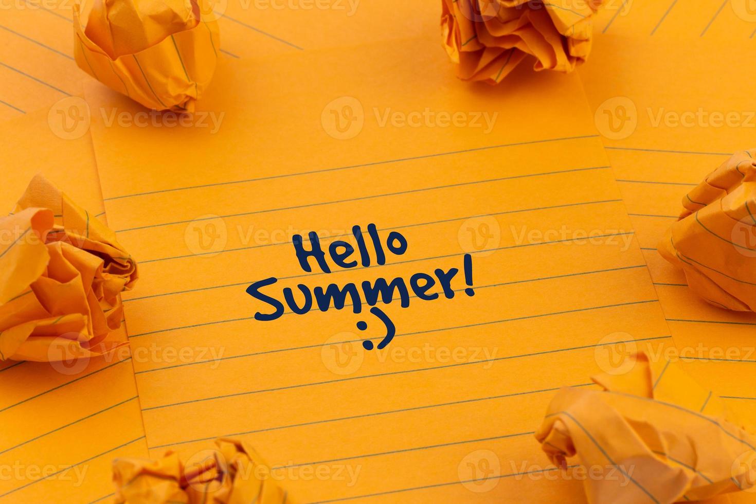 fogli di carta stropicciati arancioni e testo ciao estate foto