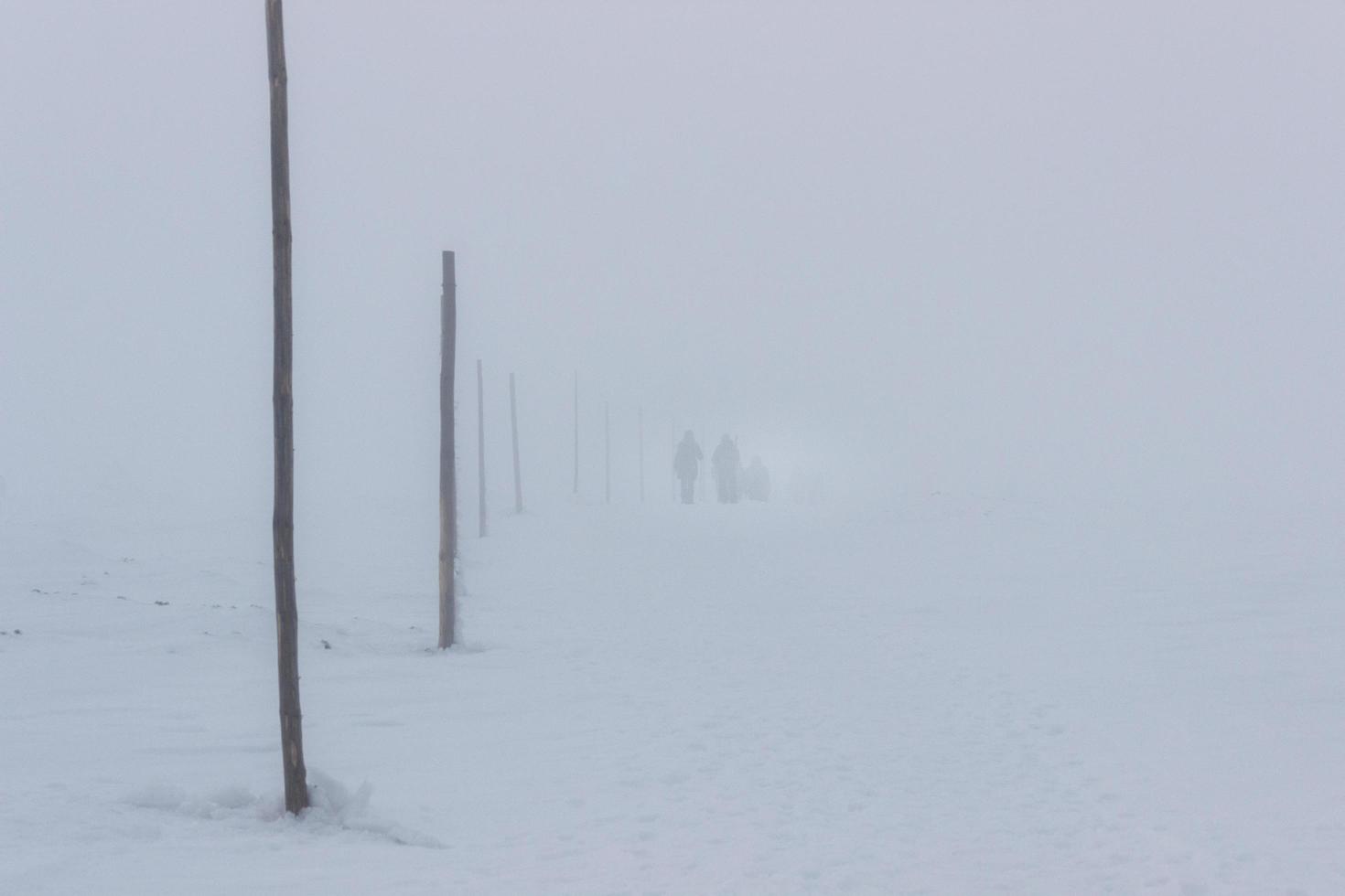 camminare durante una bufera di neve foto