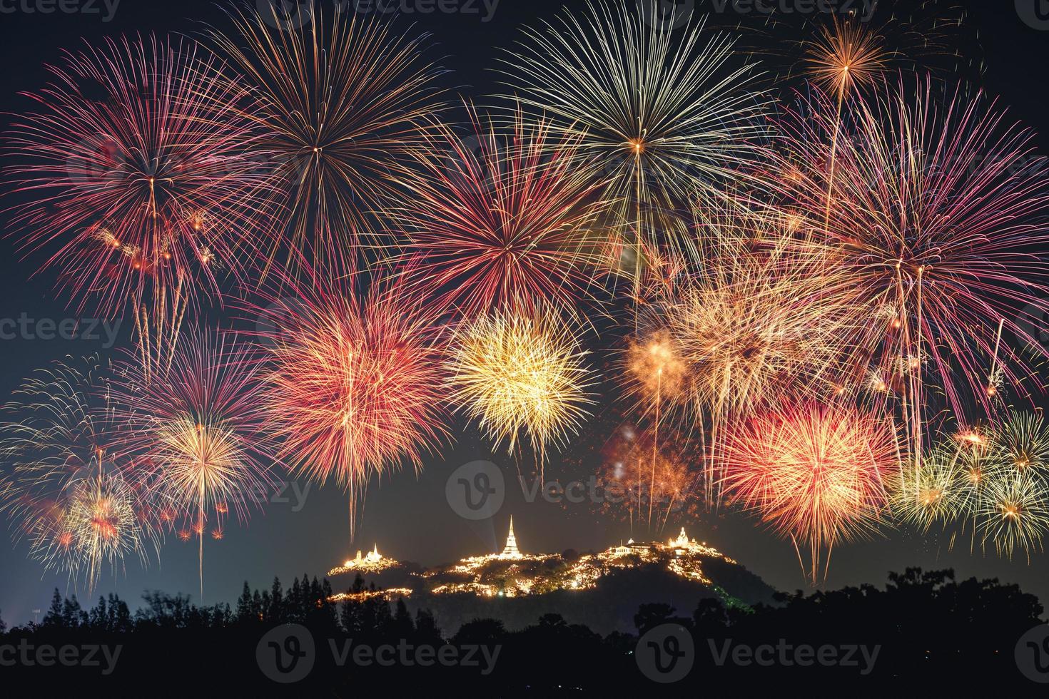 la celebrazione annuale dei fuochi d'artificio del festival sulla pagoda dorata di khao wang foto
