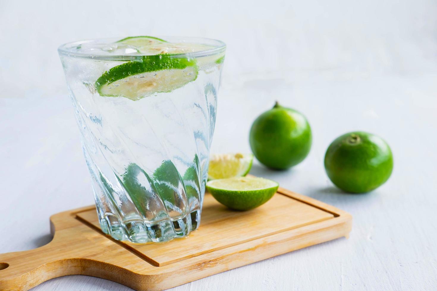 un bicchiere di soda, limone e lime sul tavolo foto