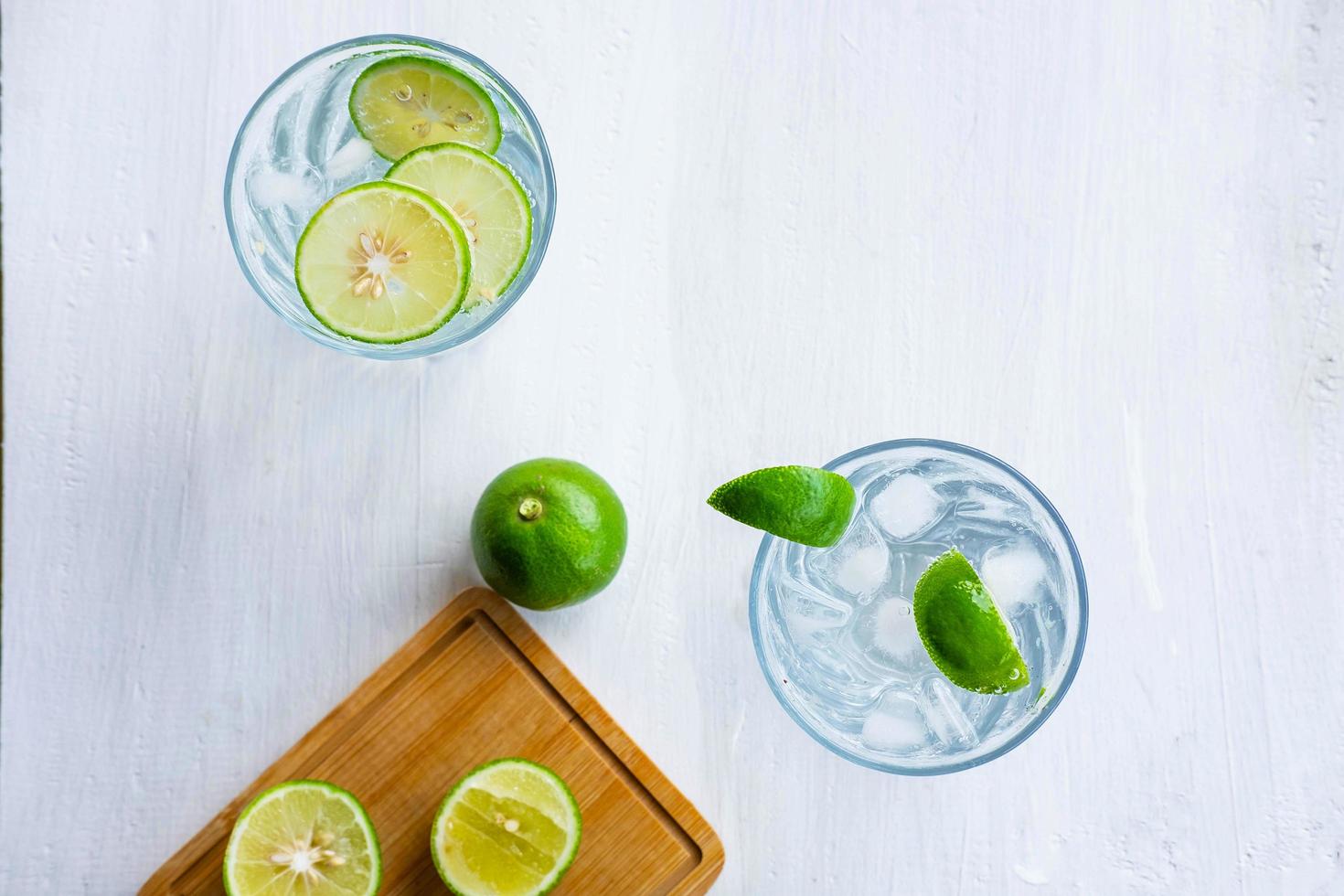 un bicchiere di soda, limone e lime sul tavolo foto