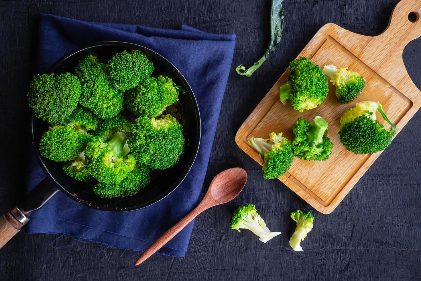 cucinare broccoli freschi verdure cibo salutare foto