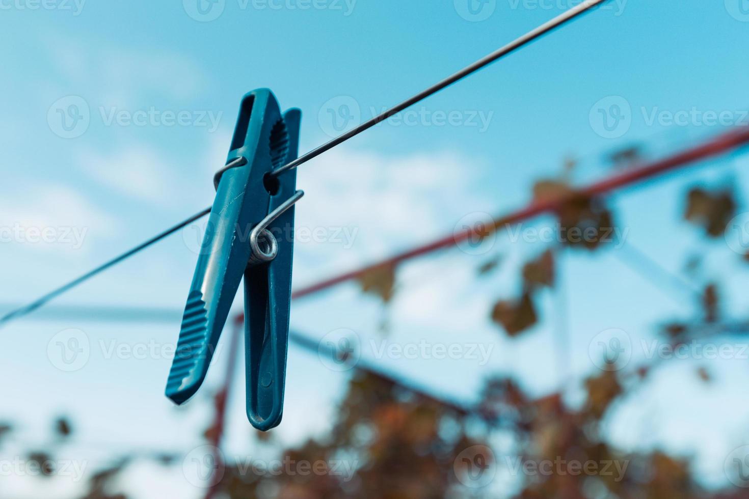 stendibiancheria da esterno con mollette appese foto