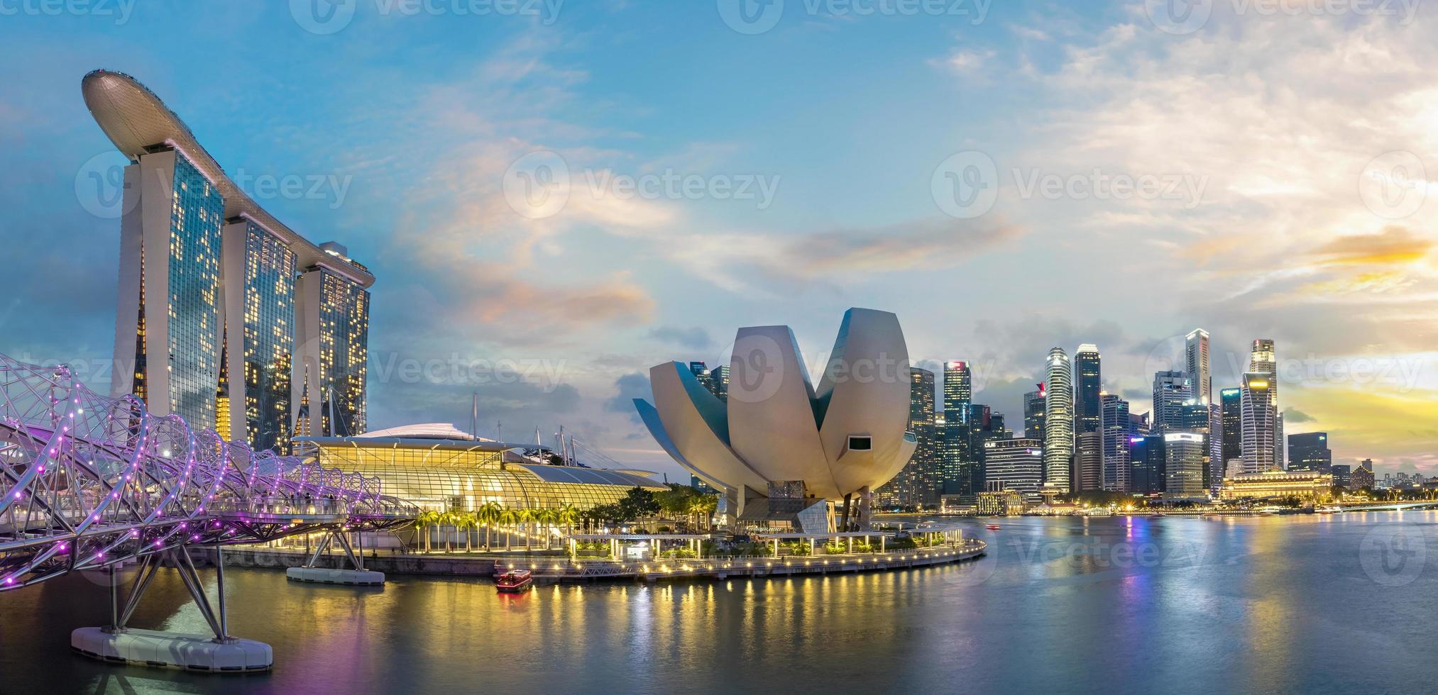 skyline del quartiere degli affari di singapore durante il tramonto foto