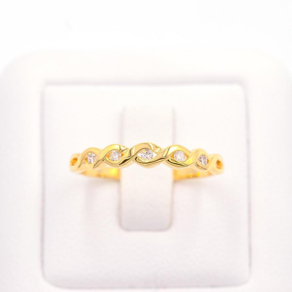 anello di diamanti in oro 9k foto