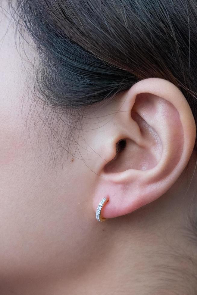 donna asiatica con orecchino di diamanti foto