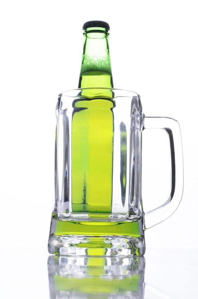 vetro di birra e bottiglie di birra su sfondo bianco foto