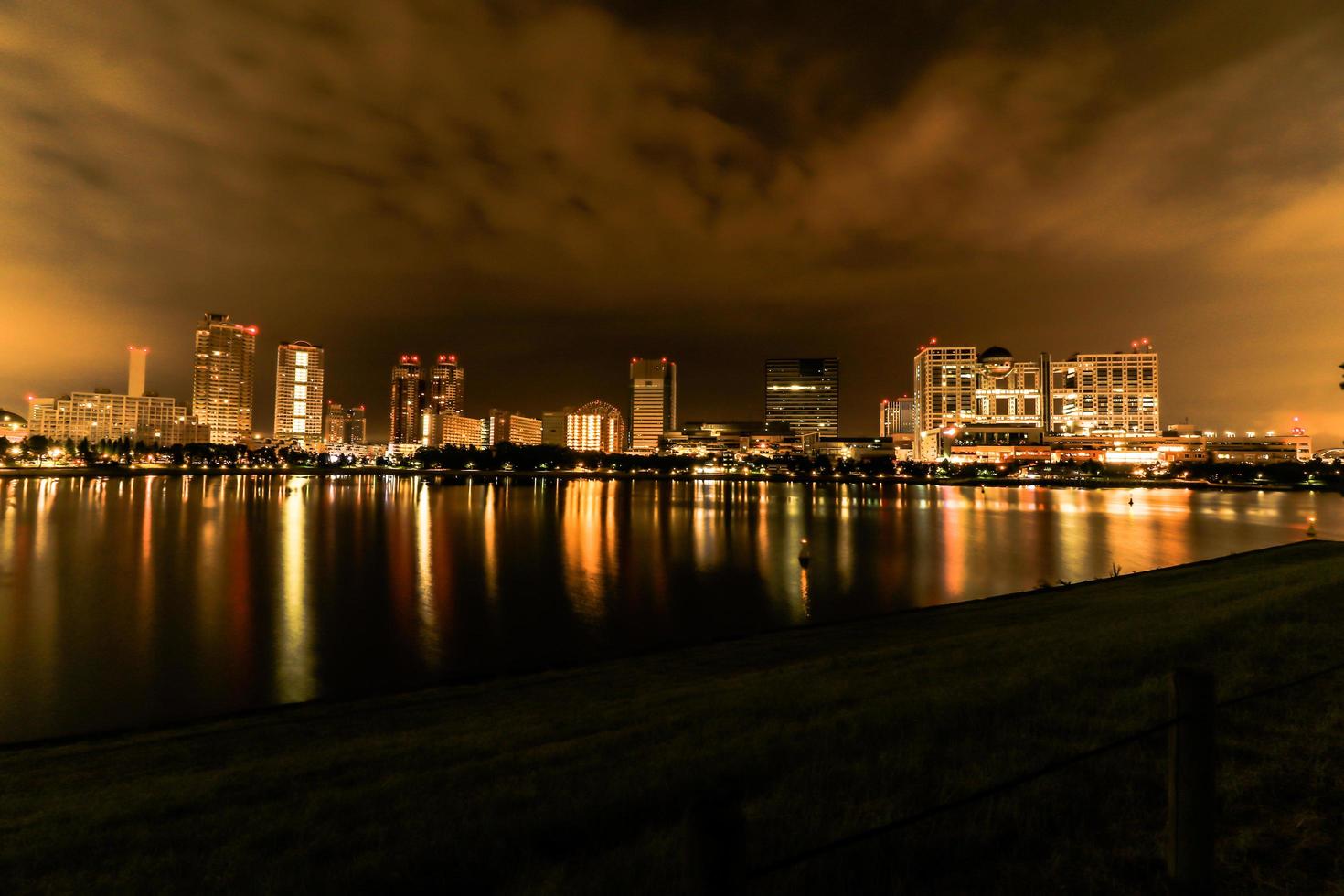 tokyo night city scape in odaiba foto