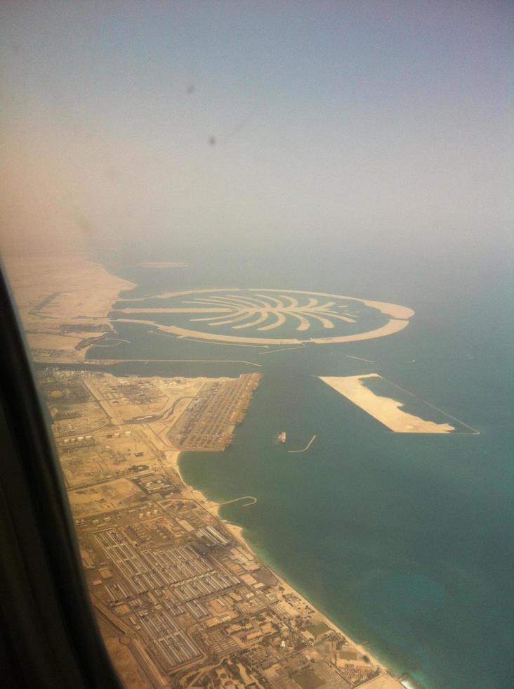 paesaggio di dubai dal finestrino dell'aereo aereo foto