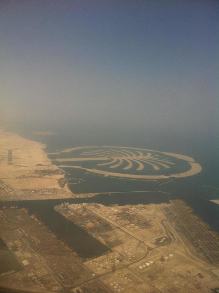 paesaggio di dubai dal finestrino dell'aereo aereo foto