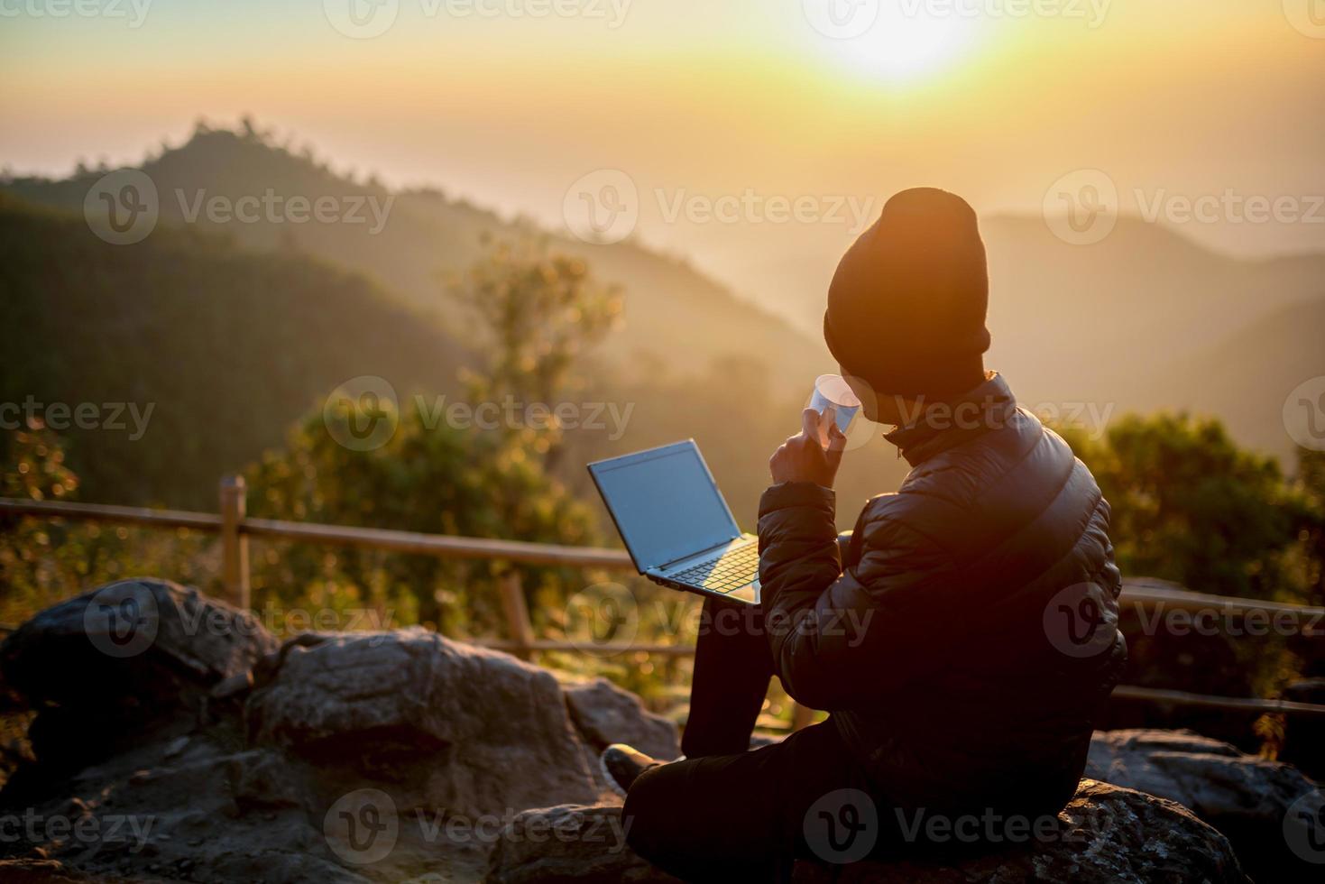 viaggiatore beve caffè al mattino con vista sul paesaggio montano foto