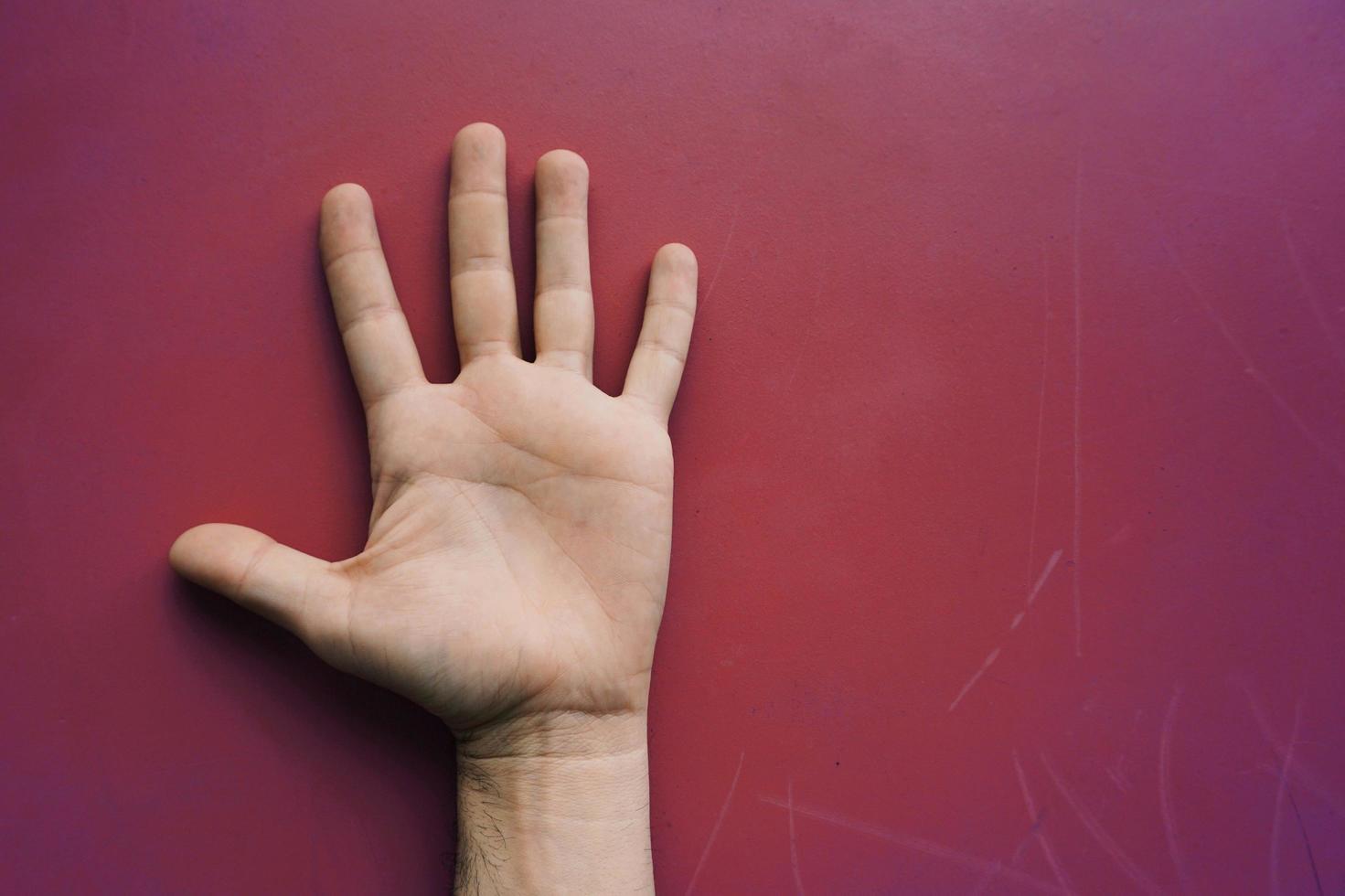 gesticolando con la mano sul muro foto