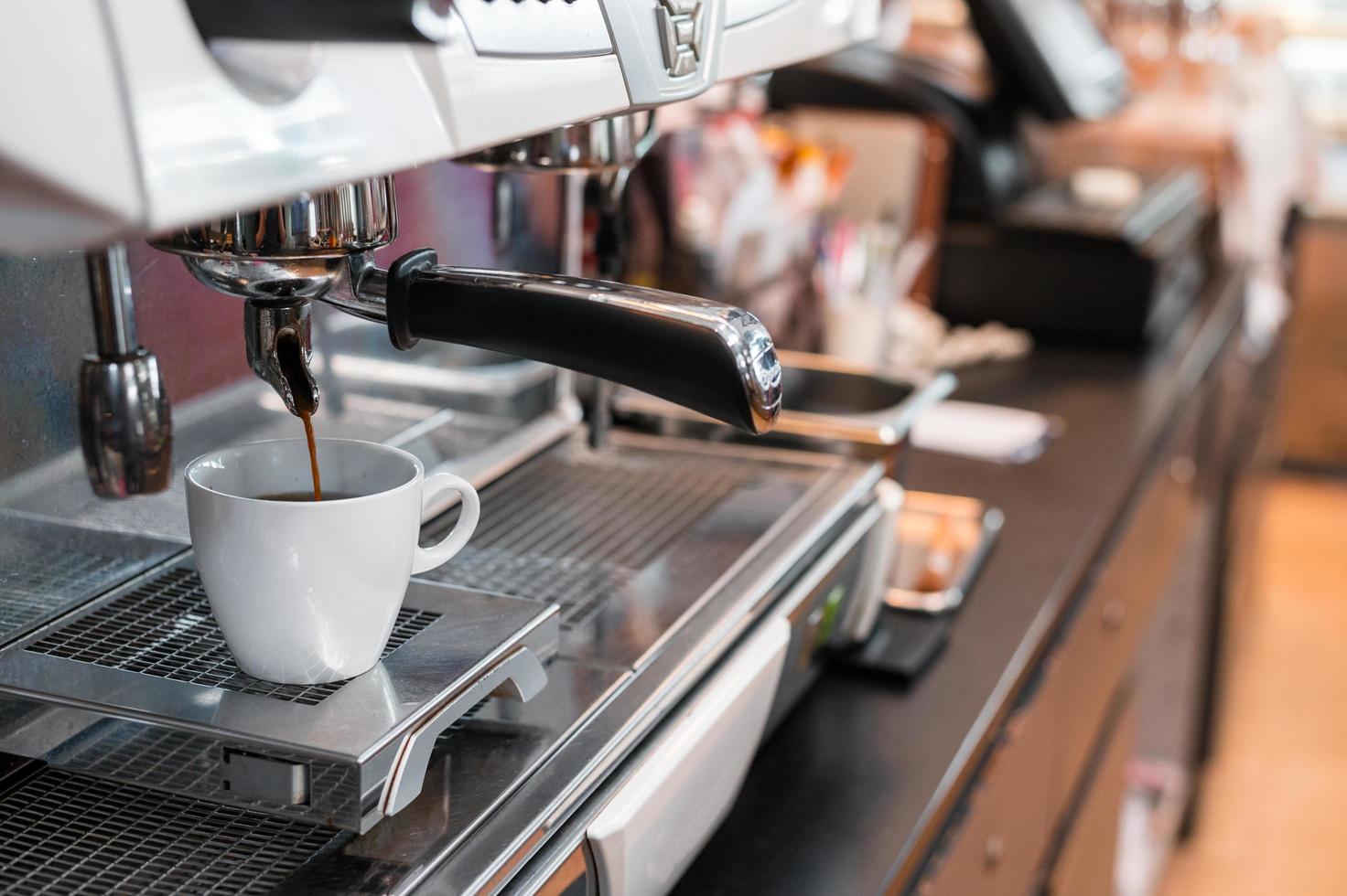 caffè nero su una caffettiera al mattino foto