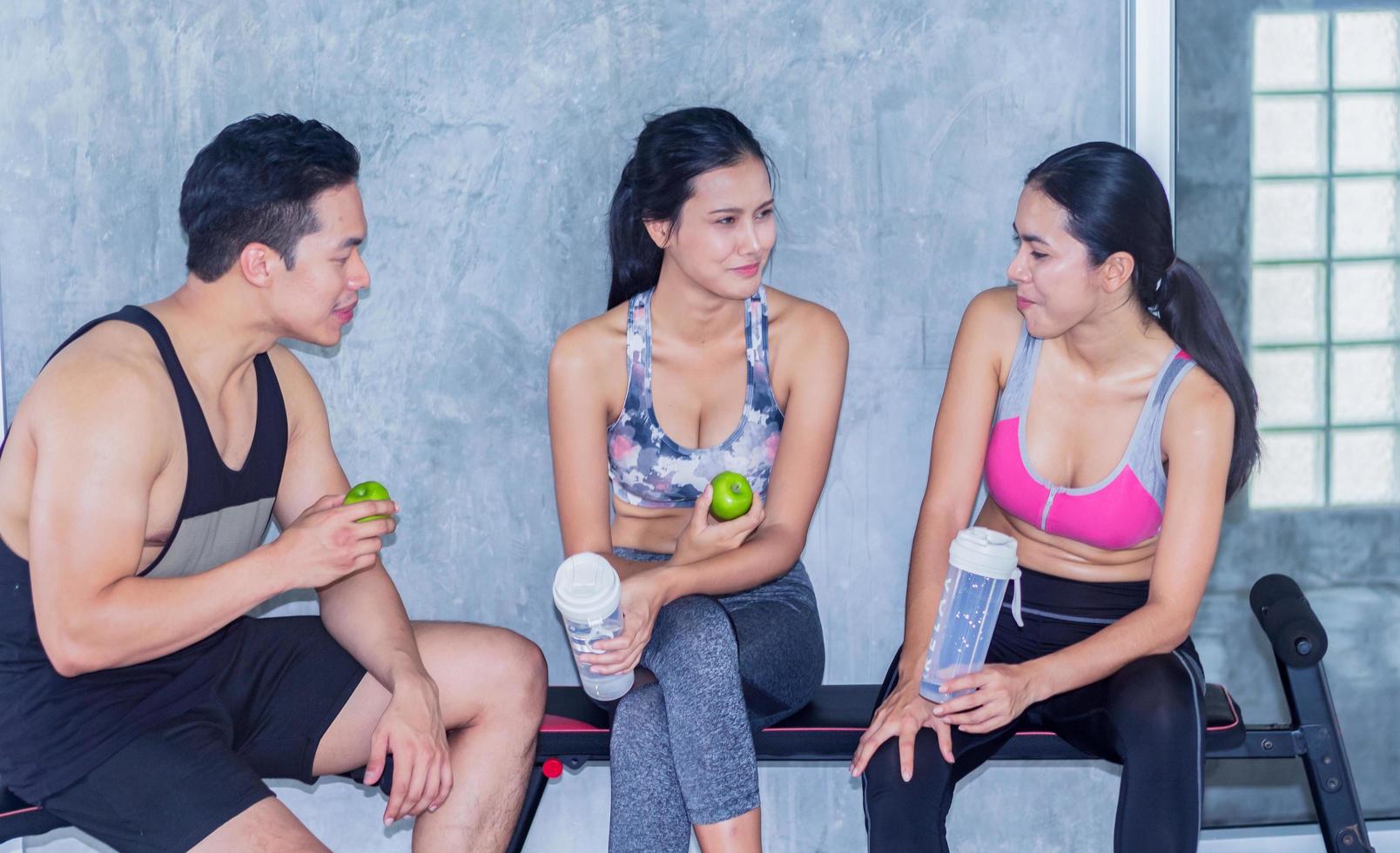 i giovani parlano dopo l'esercizio in palestra, il concetto di esercizio e lo sport per la salute foto