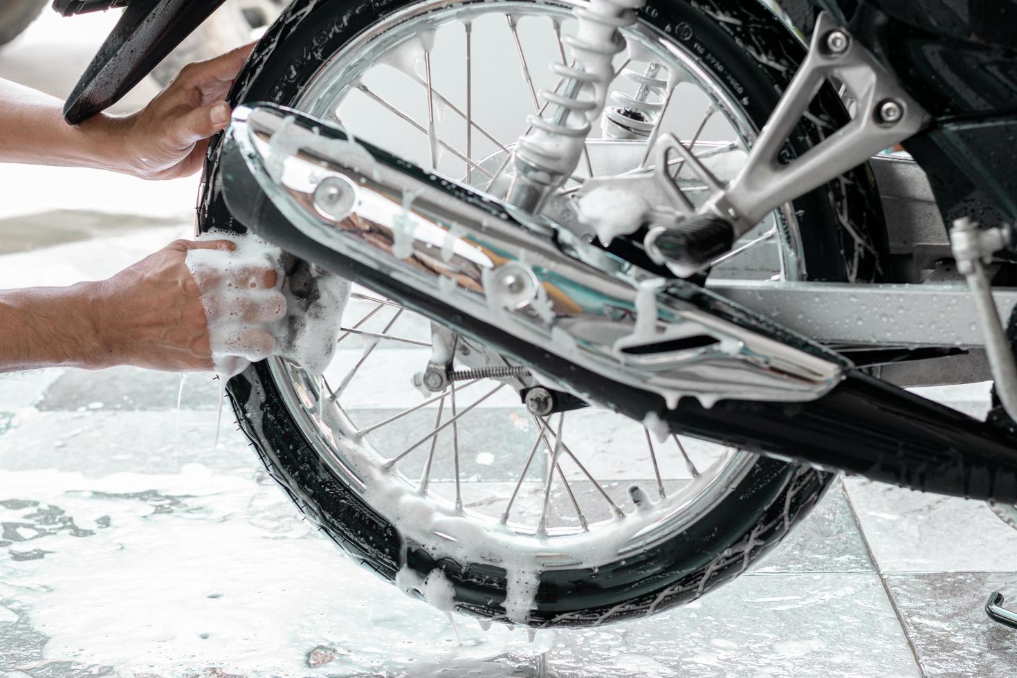 lavare le ruote posteriori di una moto foto