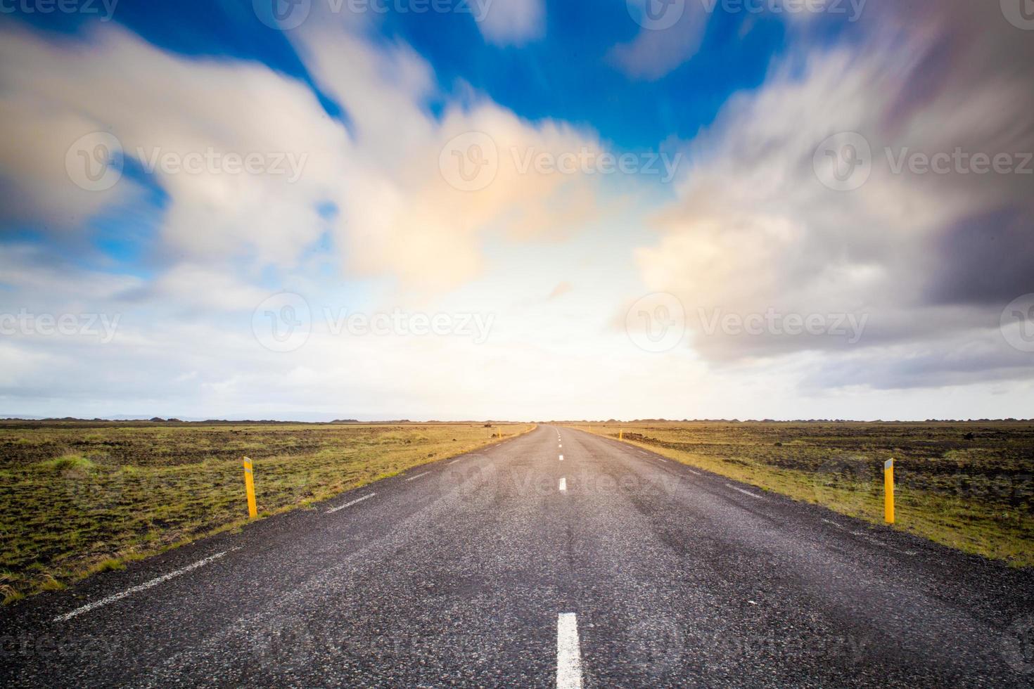 tramonto sulla strada in islanda foto