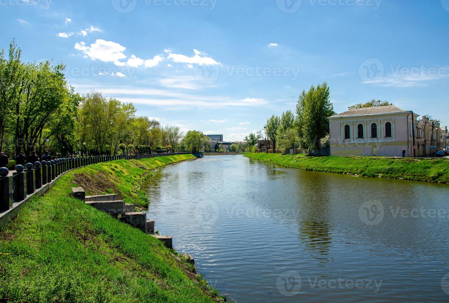kharkov, ucraina, 2021 - vista di un fiume in primavera foto