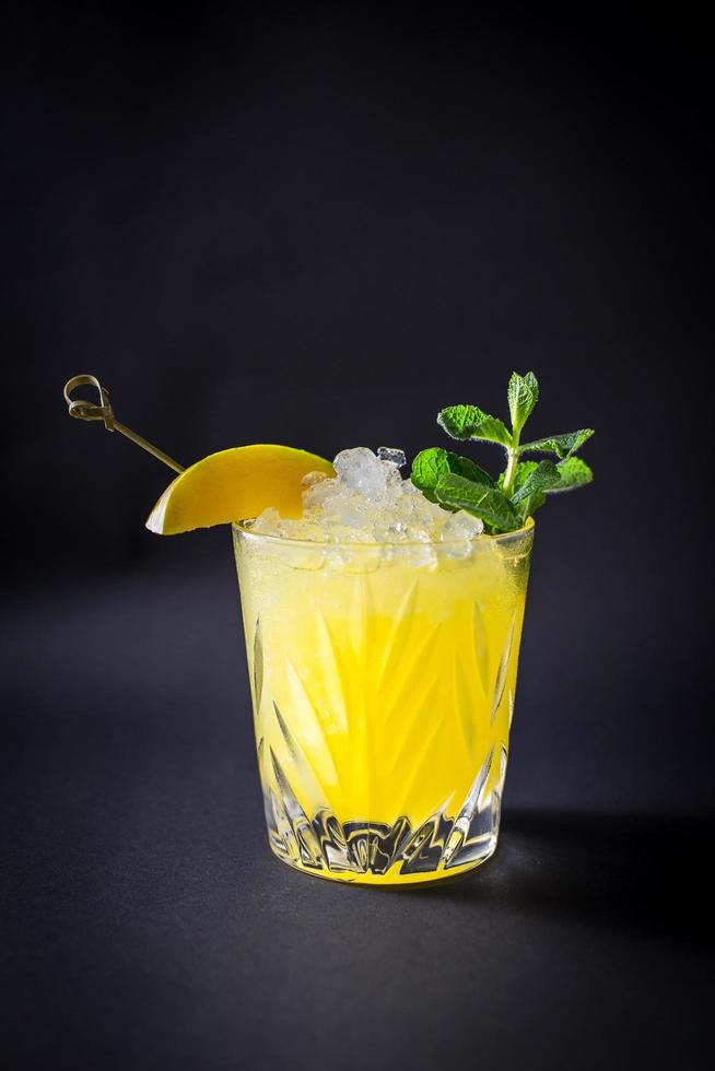 bevanda cocktail fresco su sfondo nero foto