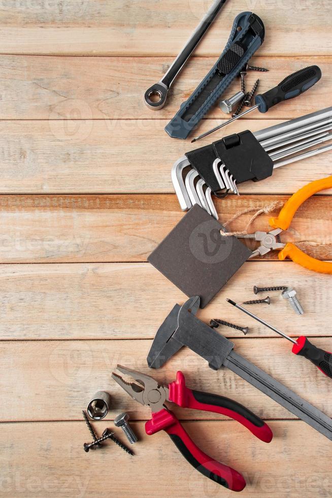 set di strumenti di lavoro su uno sfondo di legno foto