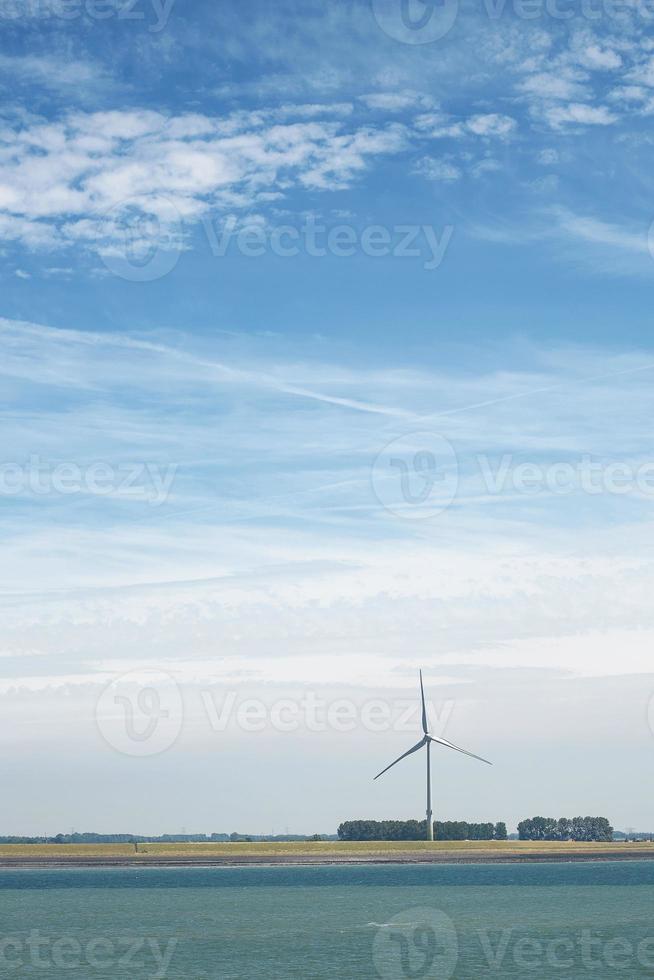 mulino a vento in belgio per la produzione di energia verde foto