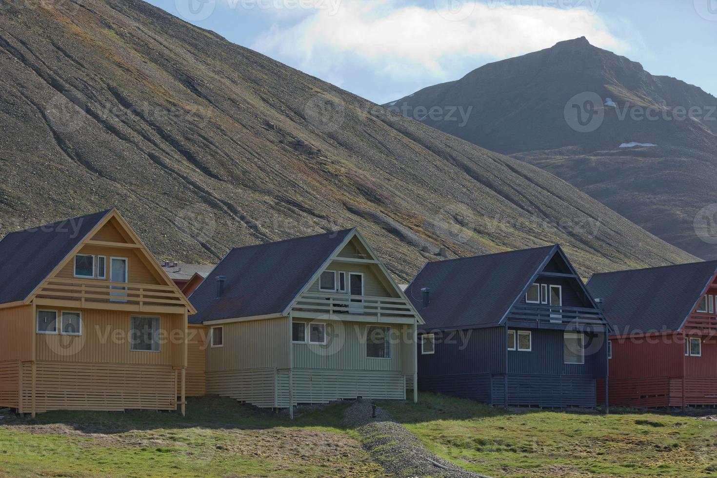 tradizionali case in legno colorate in una giornata di sole a longyearbyen svalbard foto