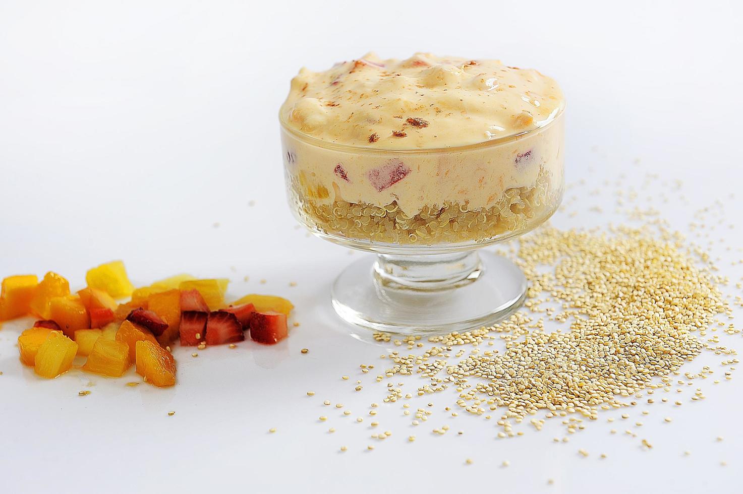 sana colazione concetto quinoa muesli con yogurt frutta semi e miele foto