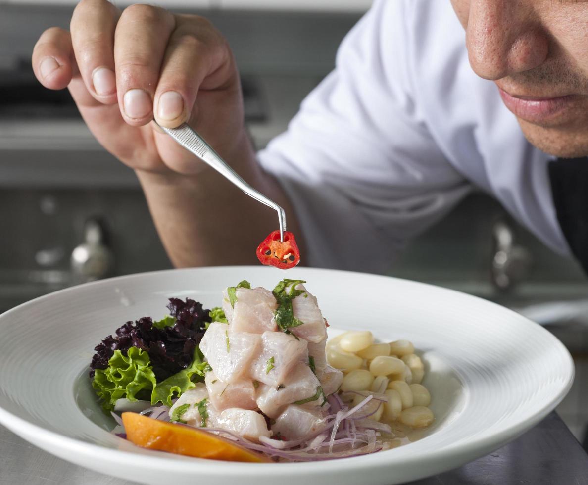 piatto di ceviche simbolo della gastronomia peruviana foto