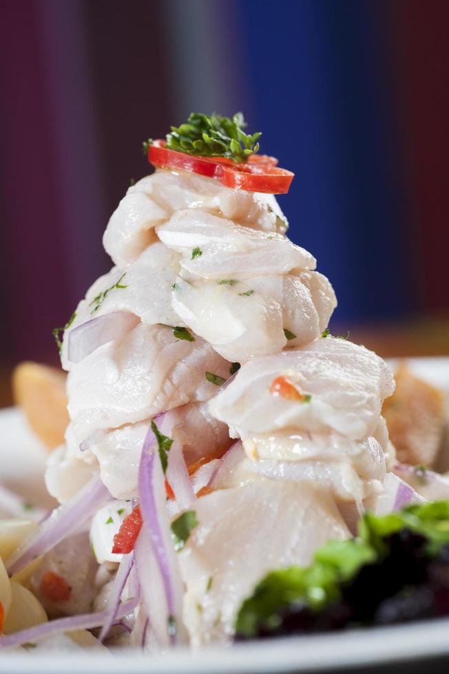 piatto di ceviche simbolo della gastronomia peruviana foto