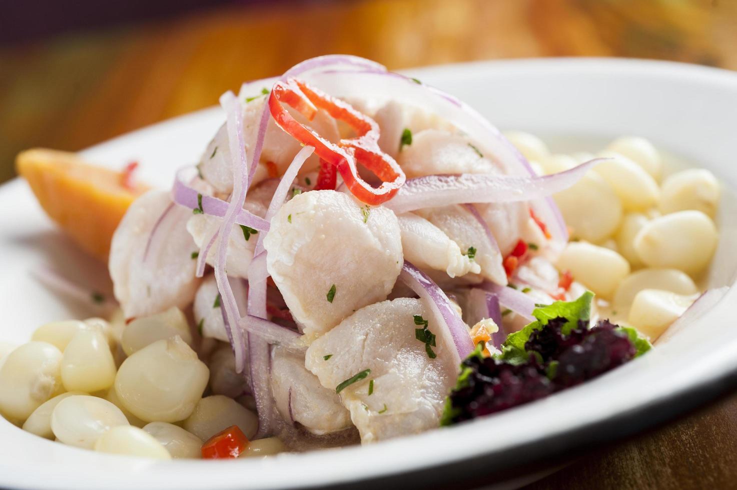 piatto di ceviche simbolo della gastronomia peruviana foto