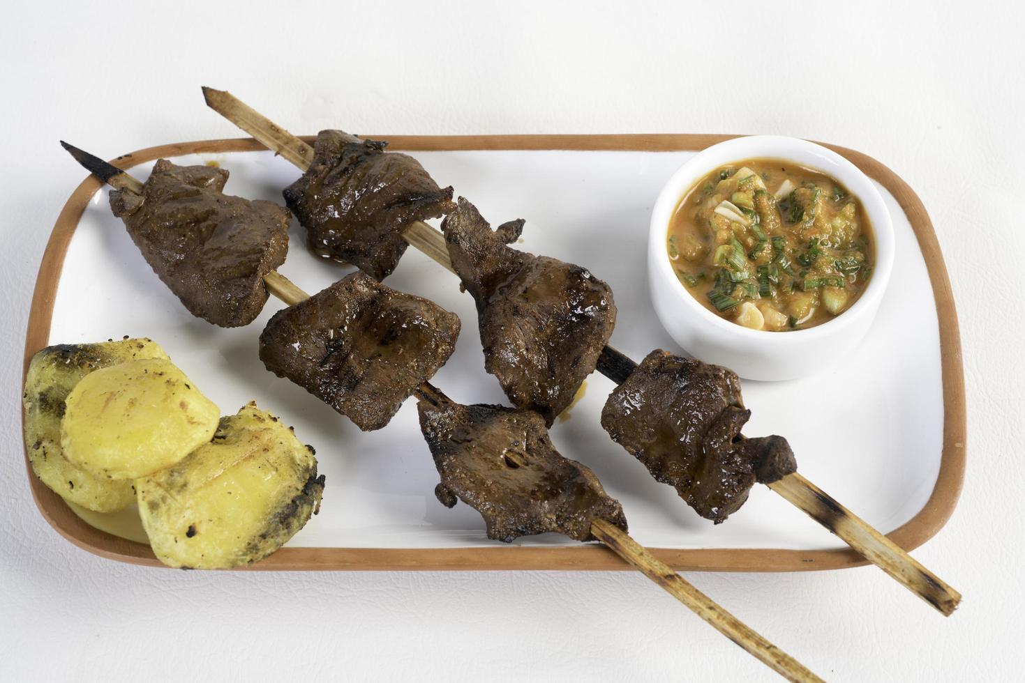 anticuchos cucina peruviana cuore di manzo alla griglia allo spiedo foto