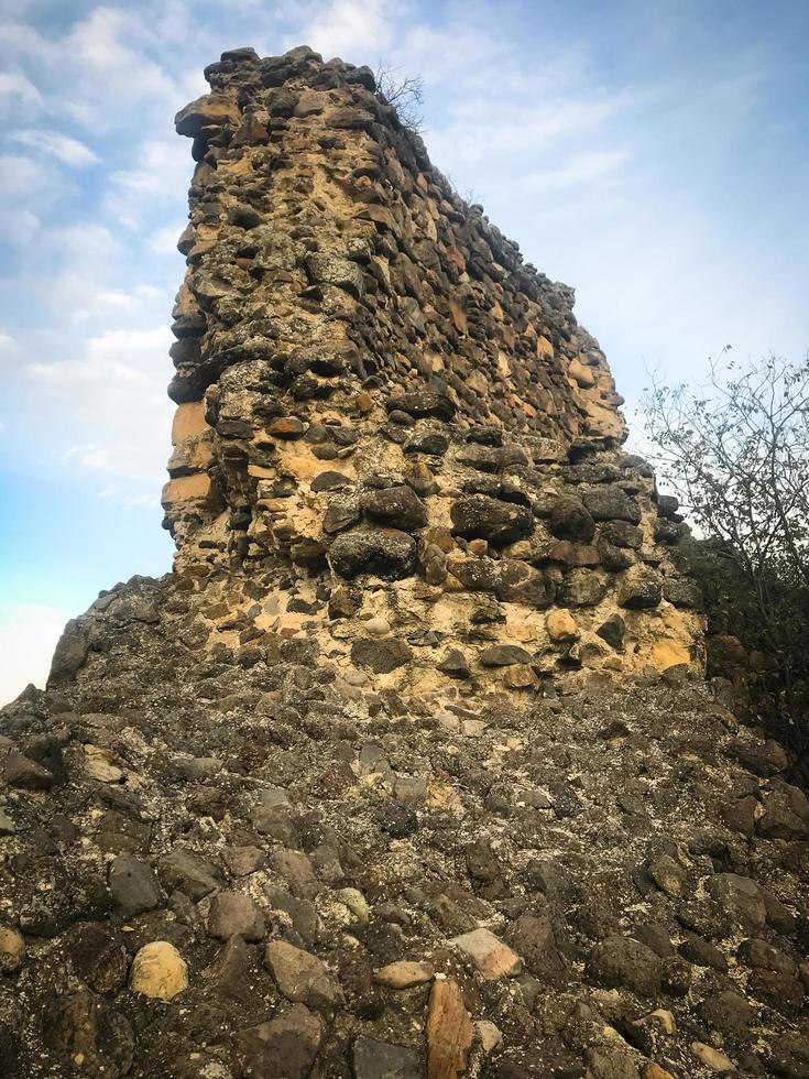 sito in rovina della fortezza georgiana foto