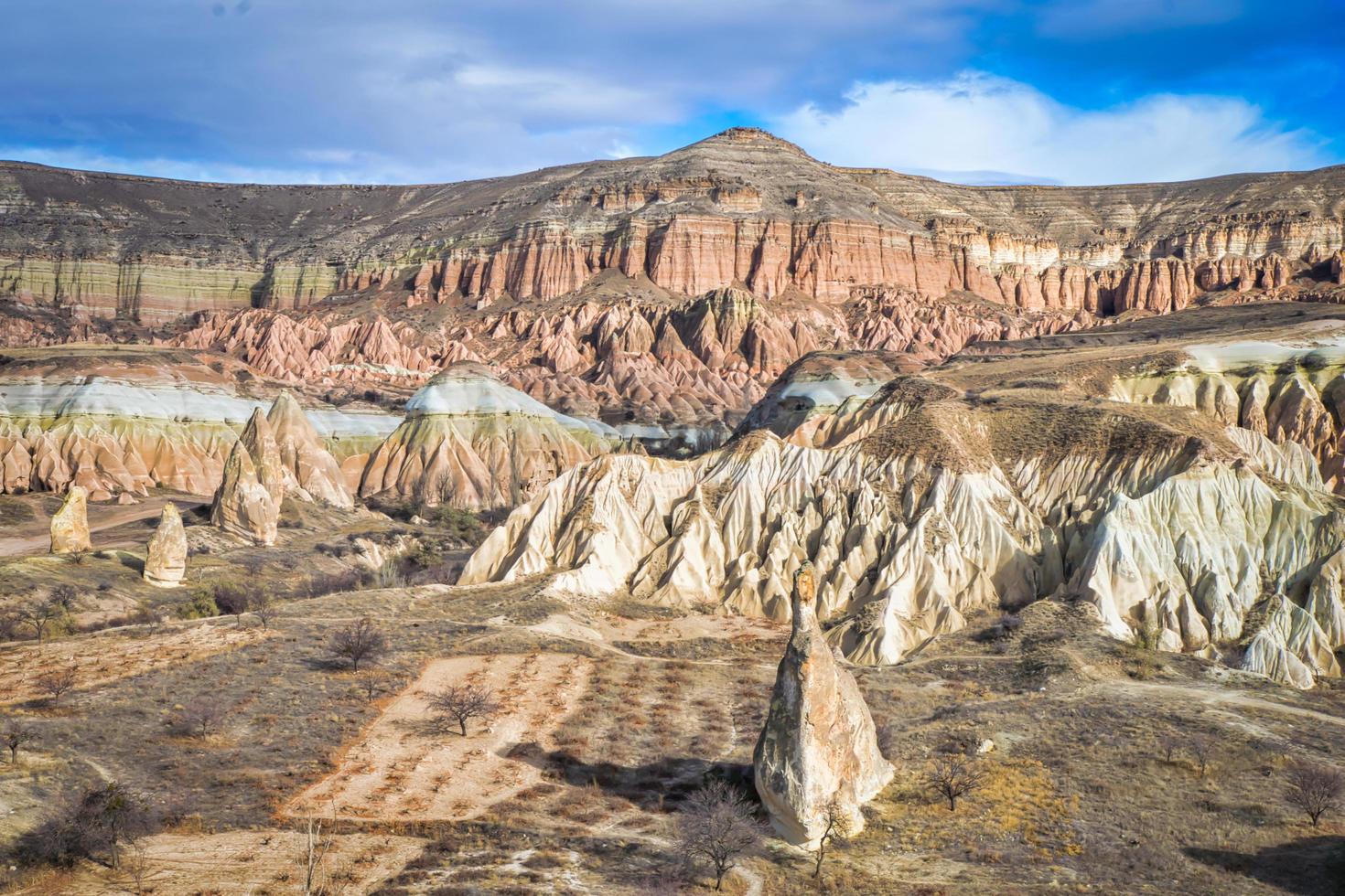 paesaggio roccioso della valle delle rose in cappadocia foto