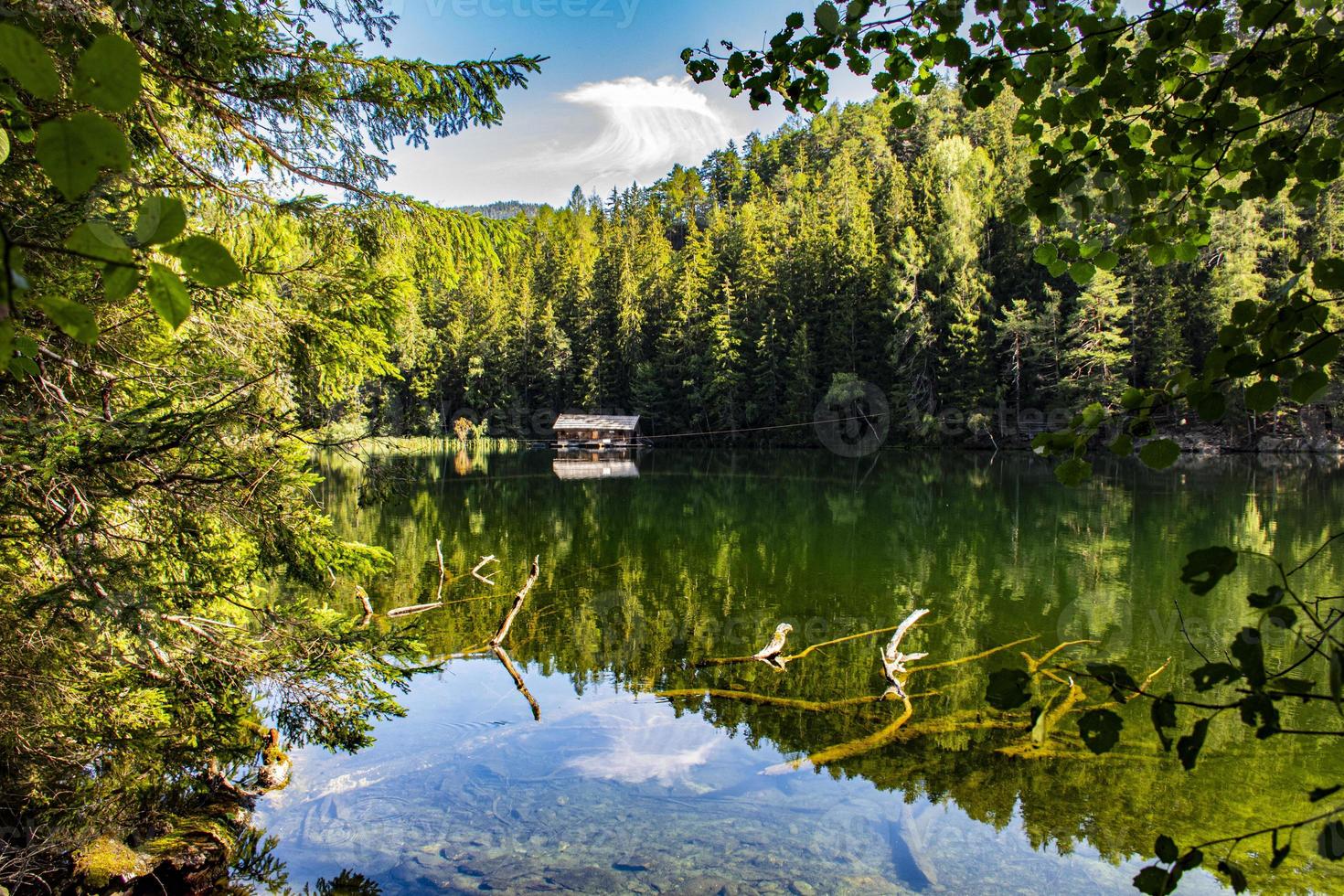 Piburgersee nella valle otztal nel tirolo austriaco foto