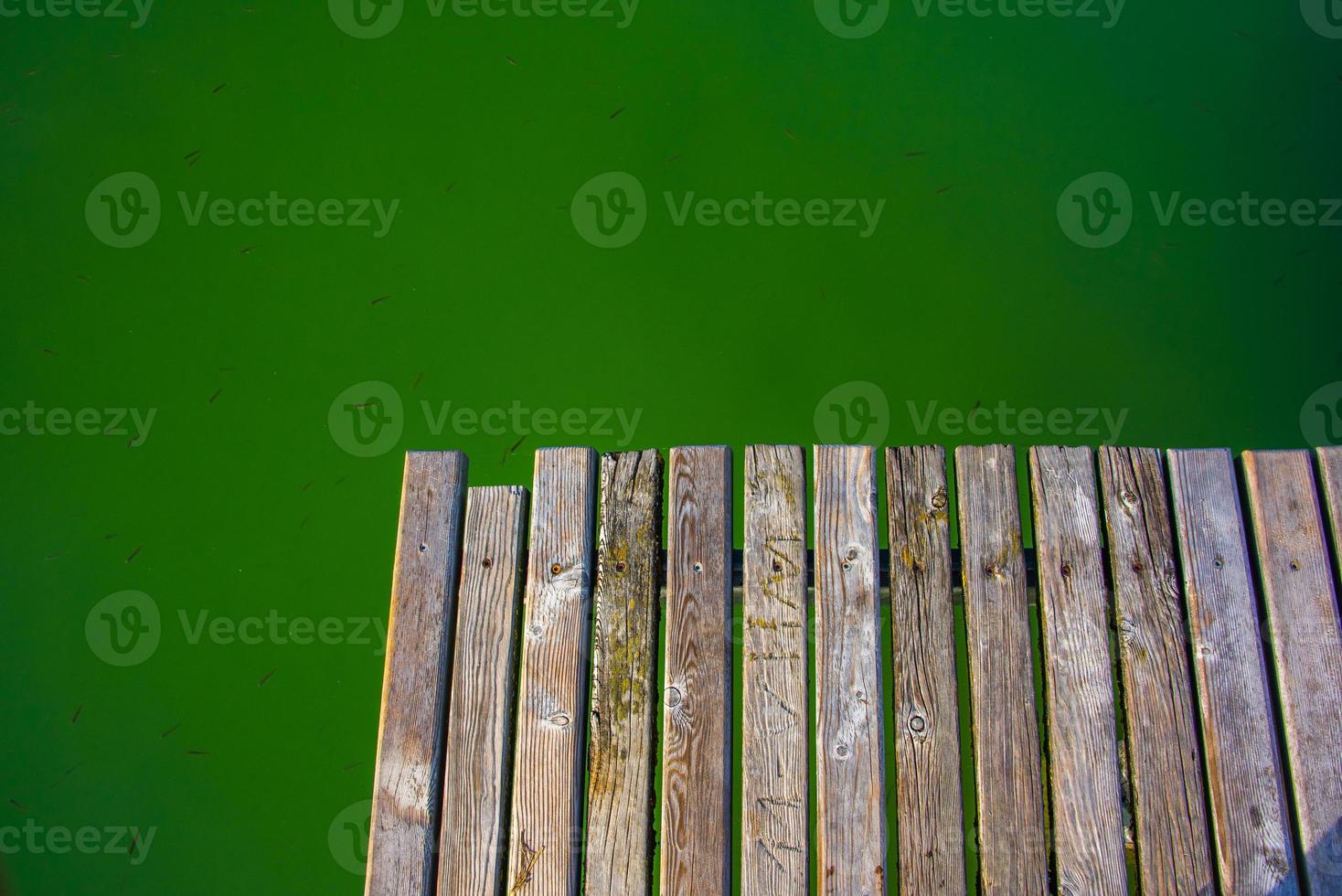 Pontile in legno sul lago di Caldaro a Bolzano, Italia foto