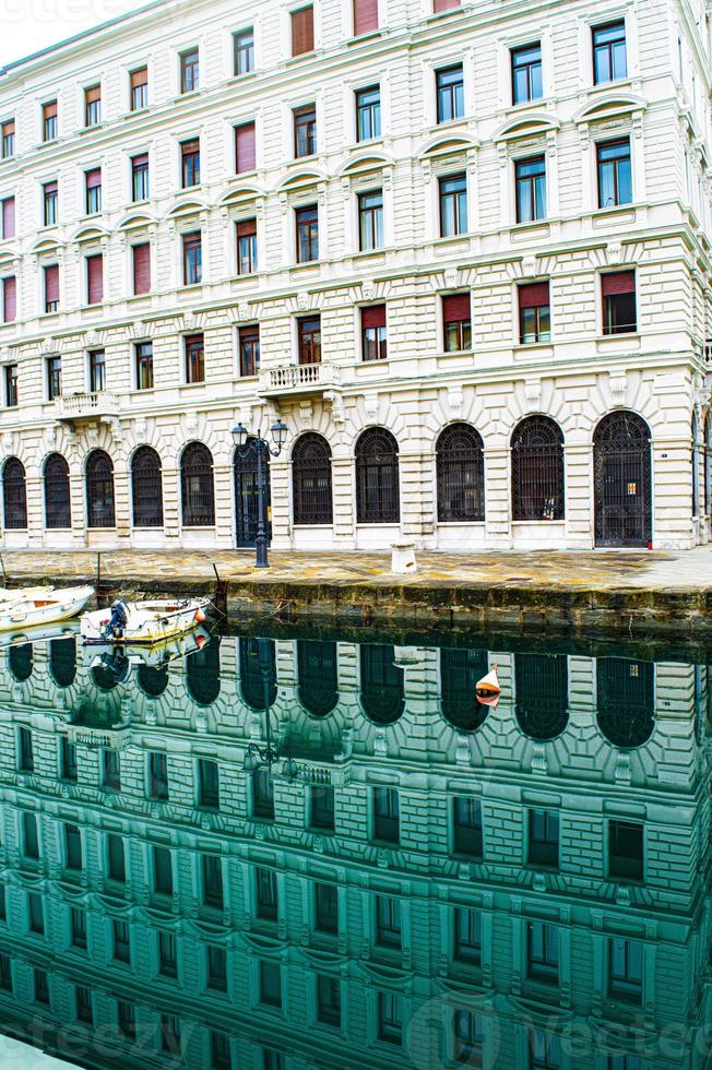 riflessioni sul canale verde foto