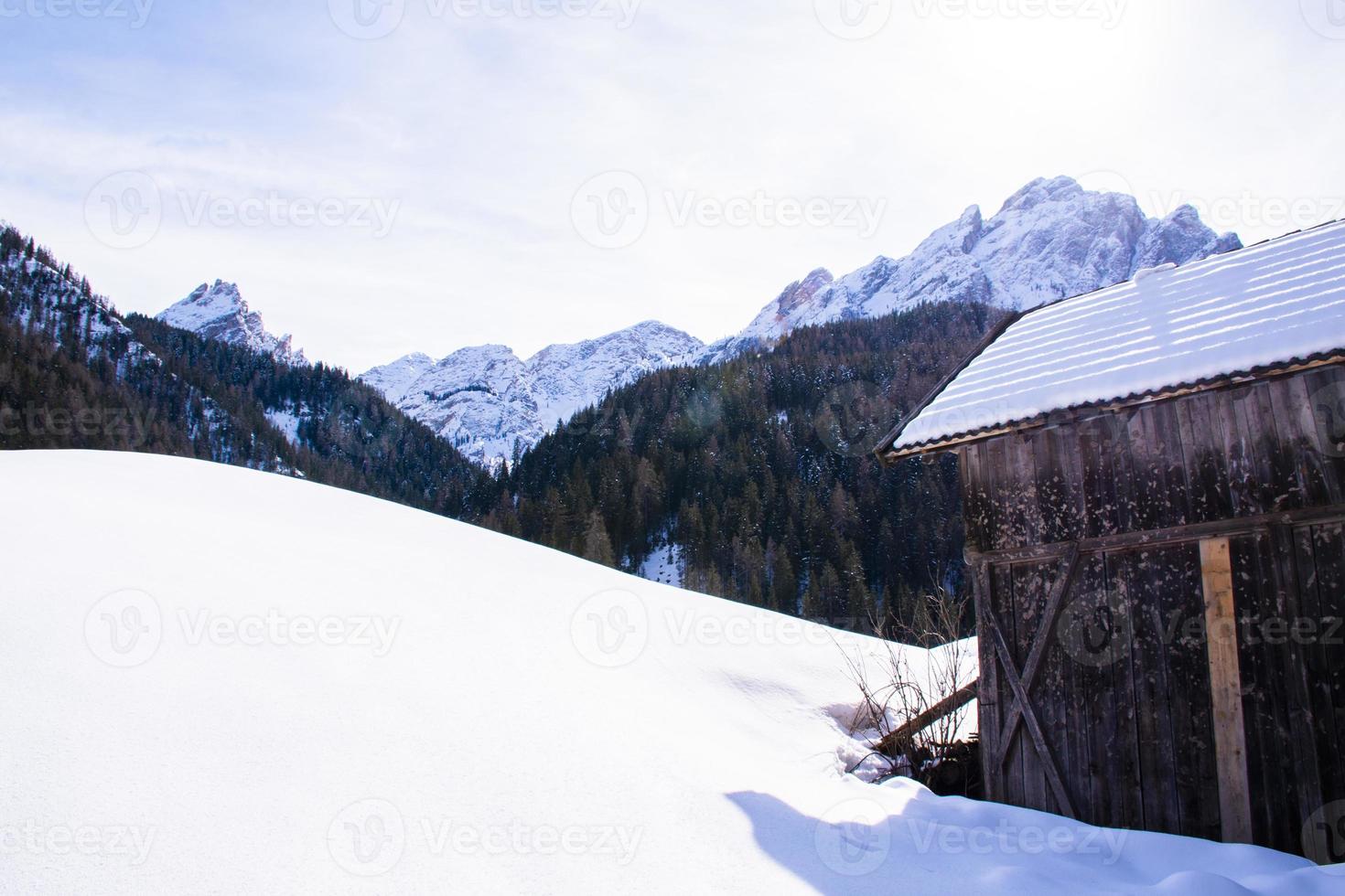 neve in baita nelle dolomiti foto