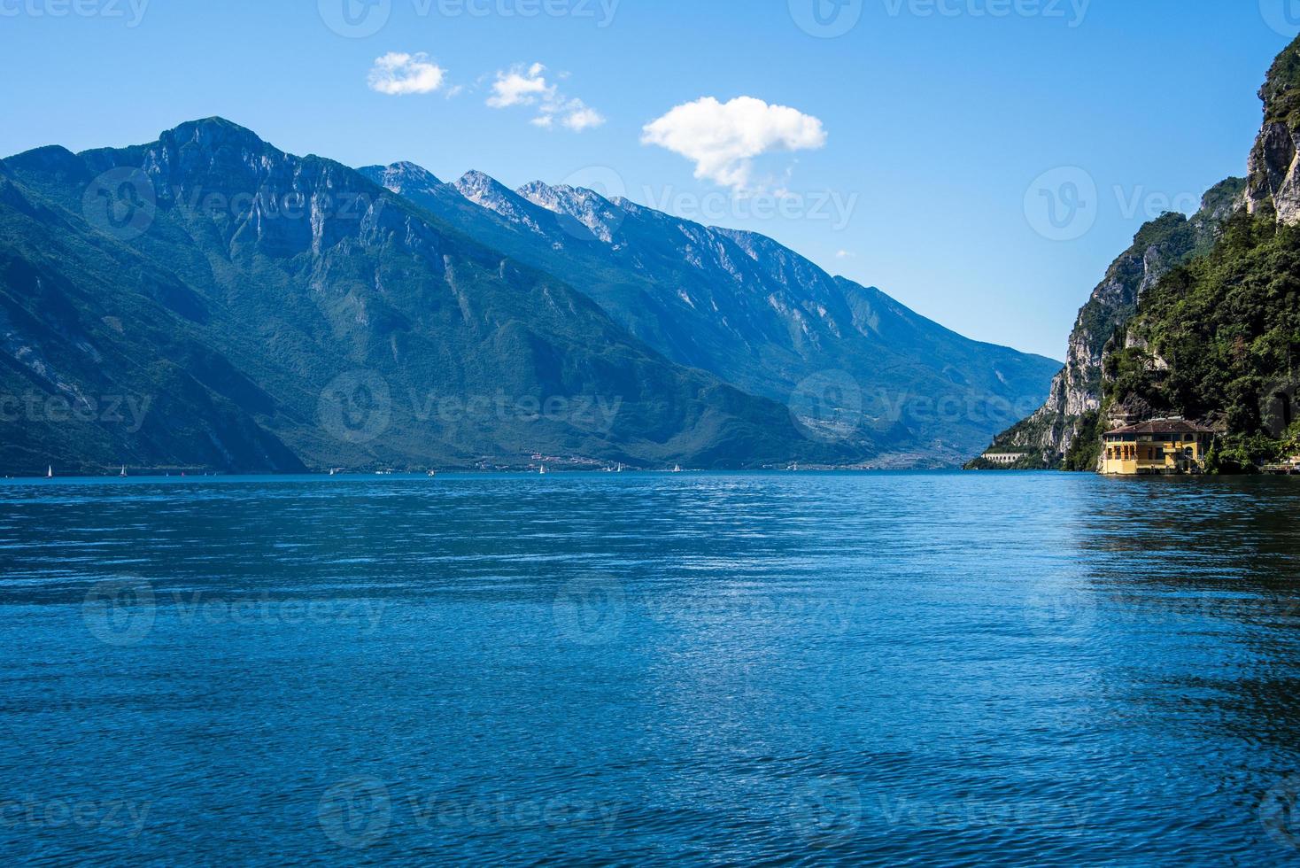 lago di garda e montagne del trentino alto adige foto