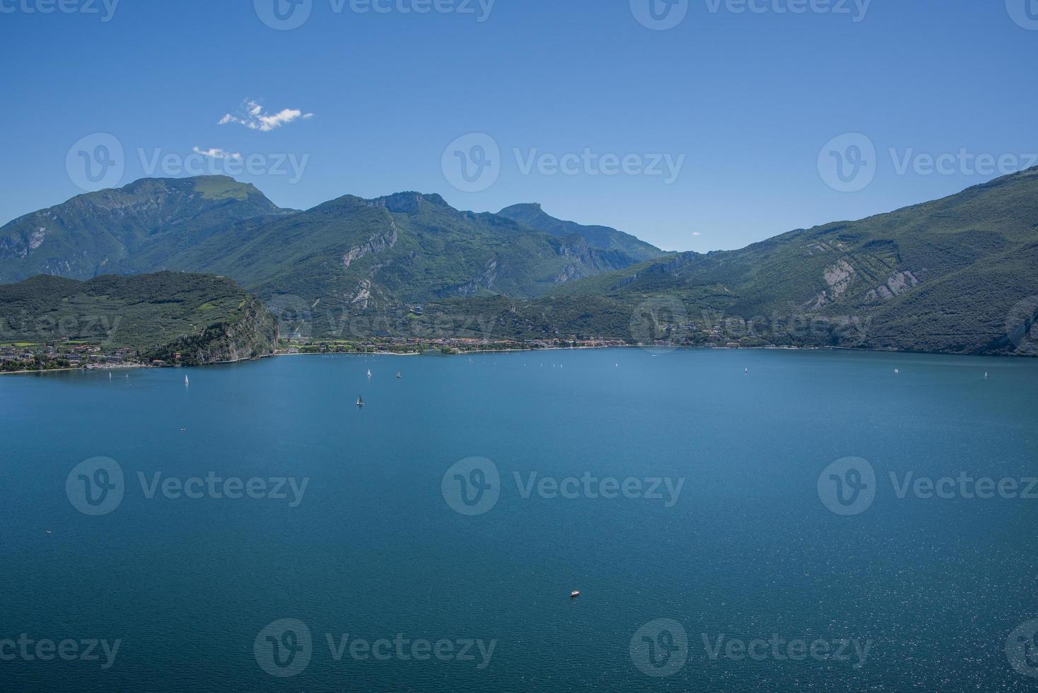 lago di garda e montagne del trentino alto adige foto