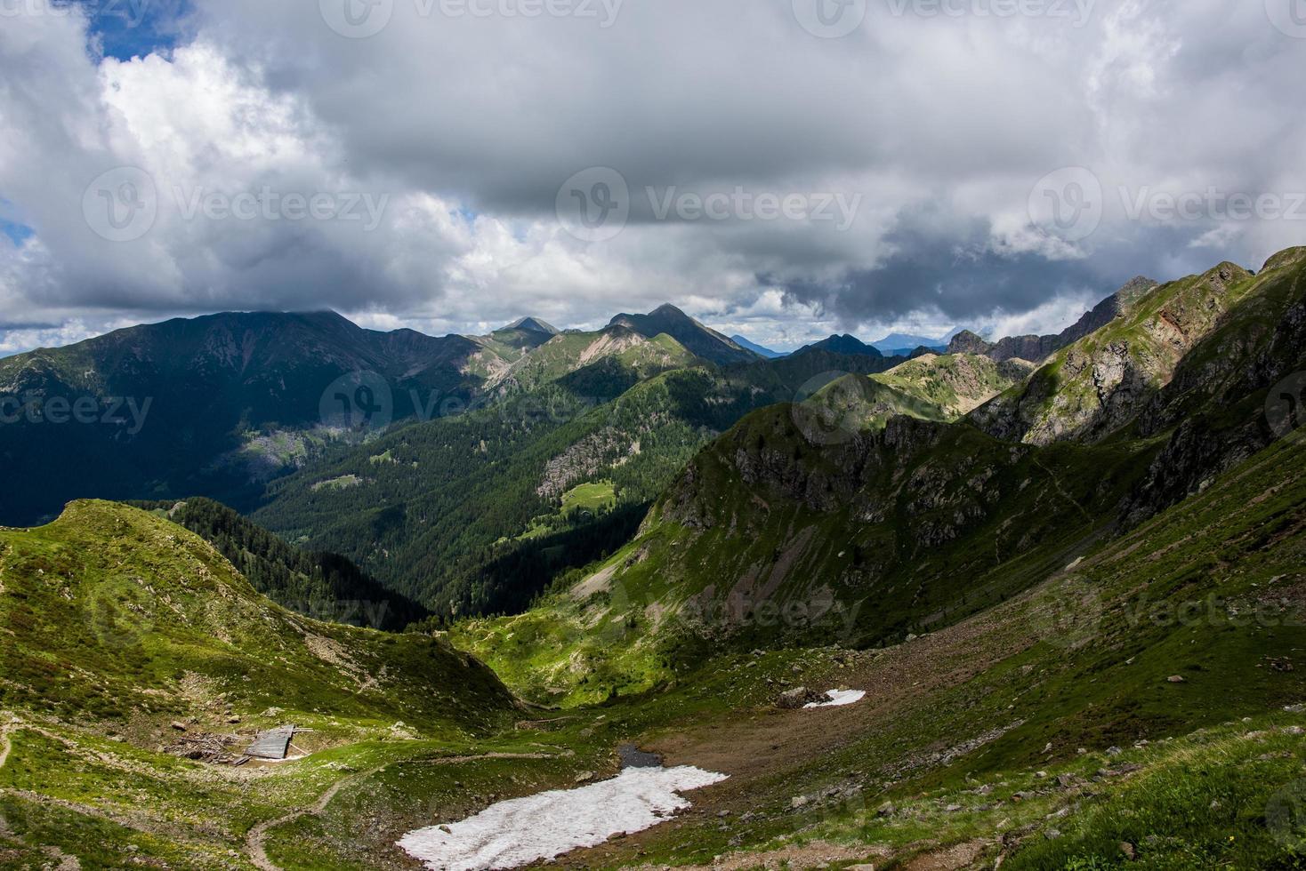 paesaggio vicino al lago di levico, trento italia foto