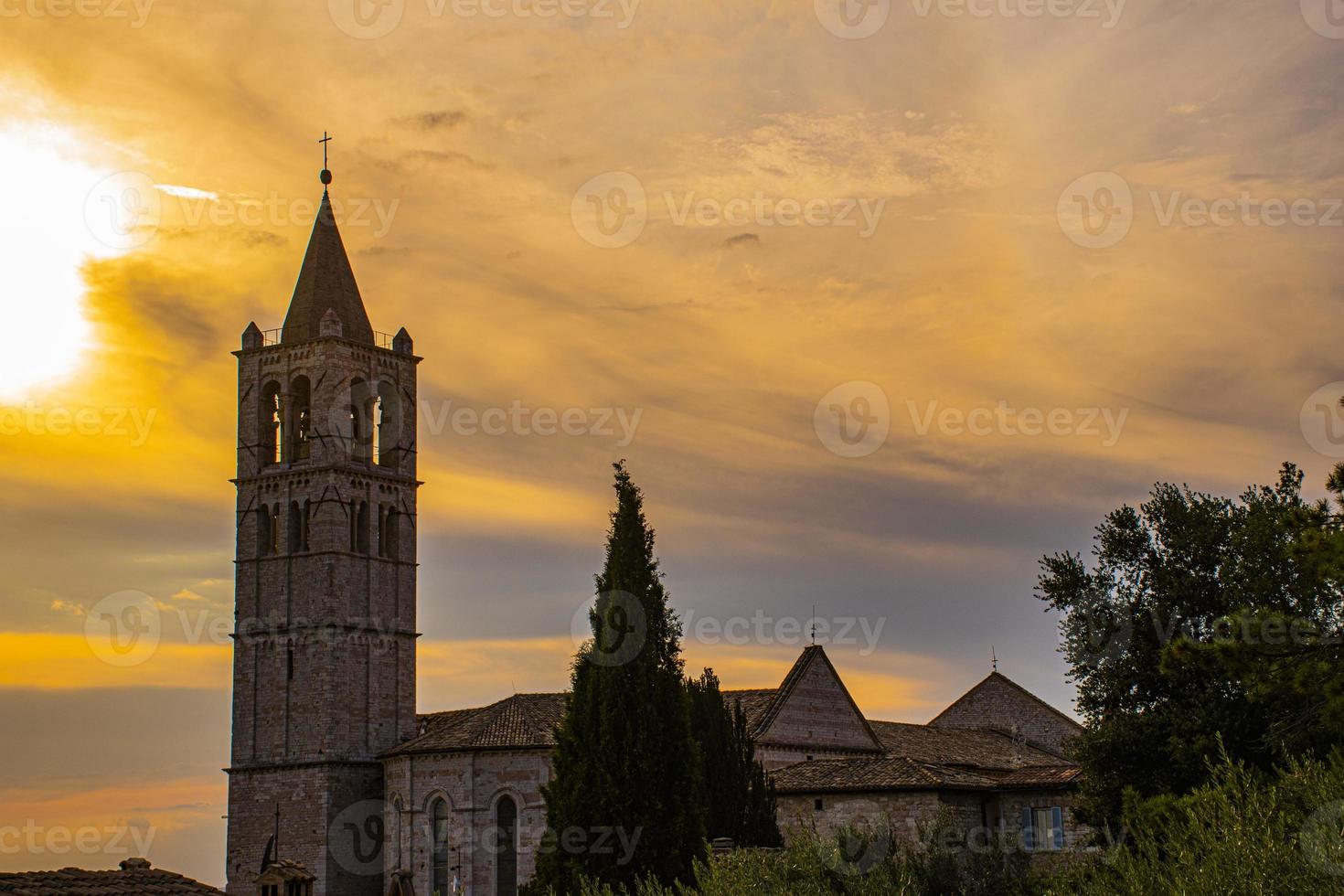 st. chiara chiesa di assisi, umbria, italia al tramonto con le nuvole foto