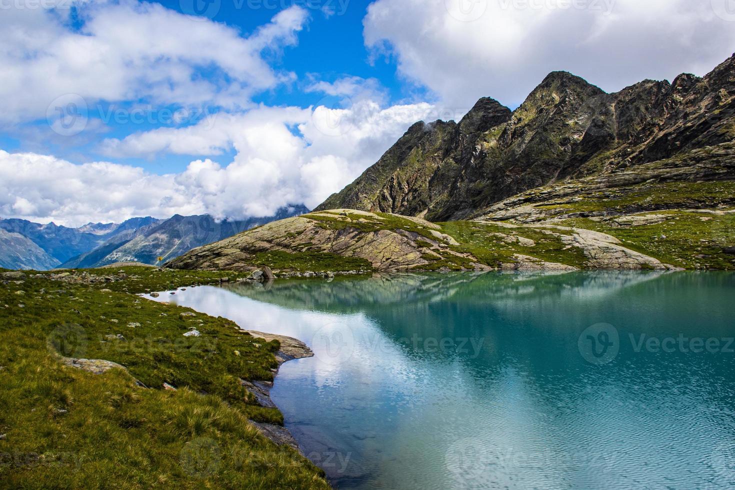 piccolo lago alpino nelle Alpi austriache del Tirolo foto