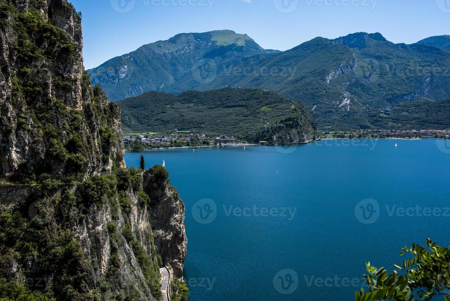 lago di garda in italia foto