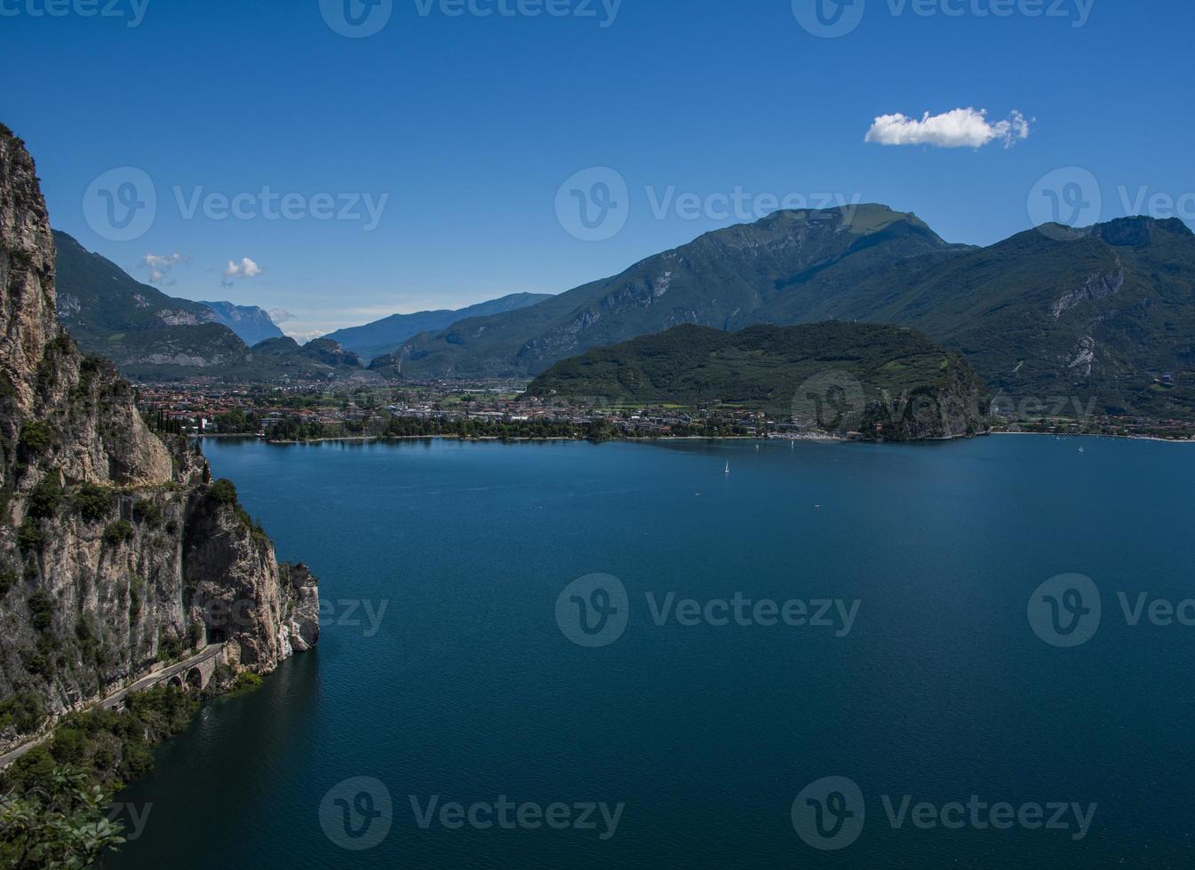 lago di garda in italia foto
