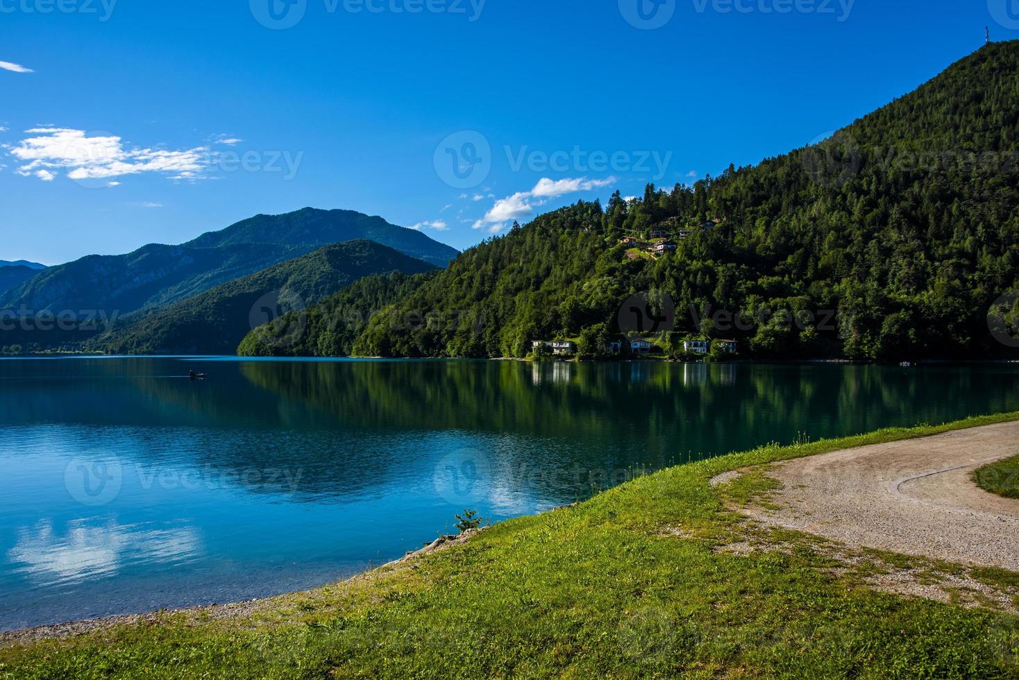 Lago di Ledro nelle Alpi a Trento, Italia foto