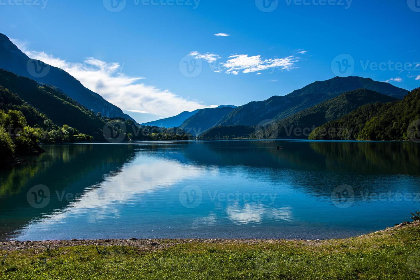 Lago di Ledro nelle Alpi a Trento, Italia foto