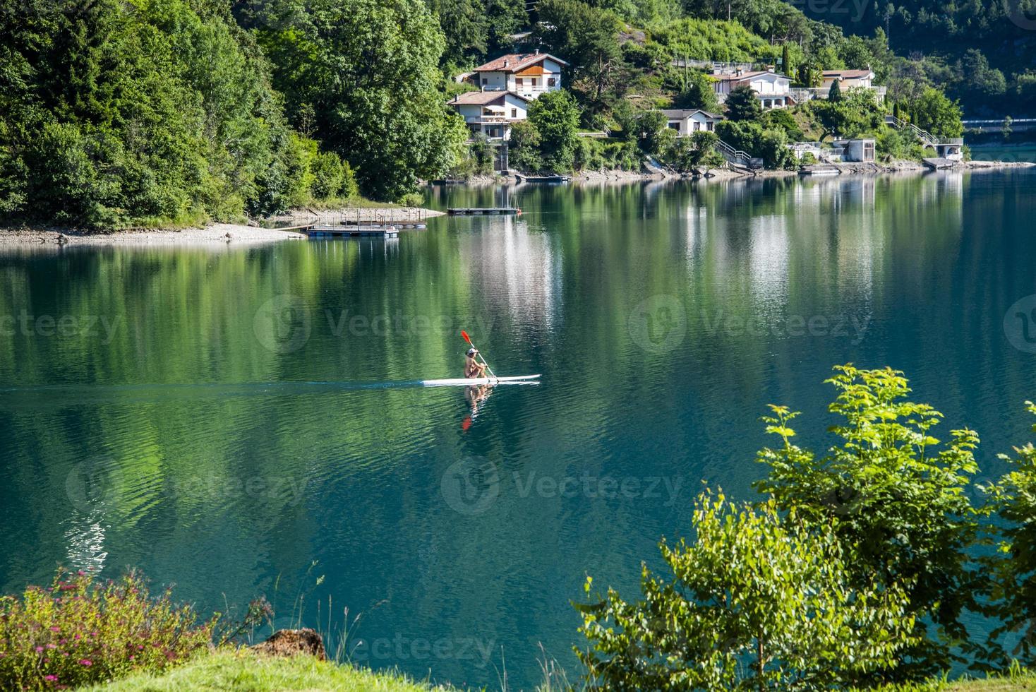 Lago di Ledro in una soleggiata giornata estiva vicino a Trento, Italia foto