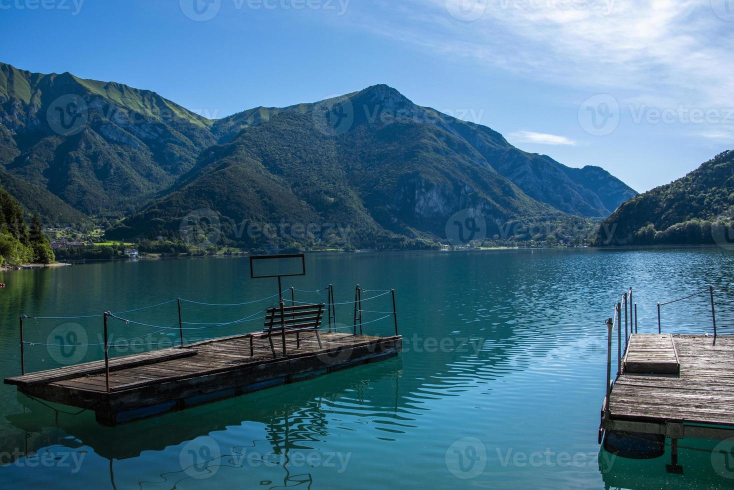 Lago di Ledro in una soleggiata giornata estiva vicino a Trento, Italia foto