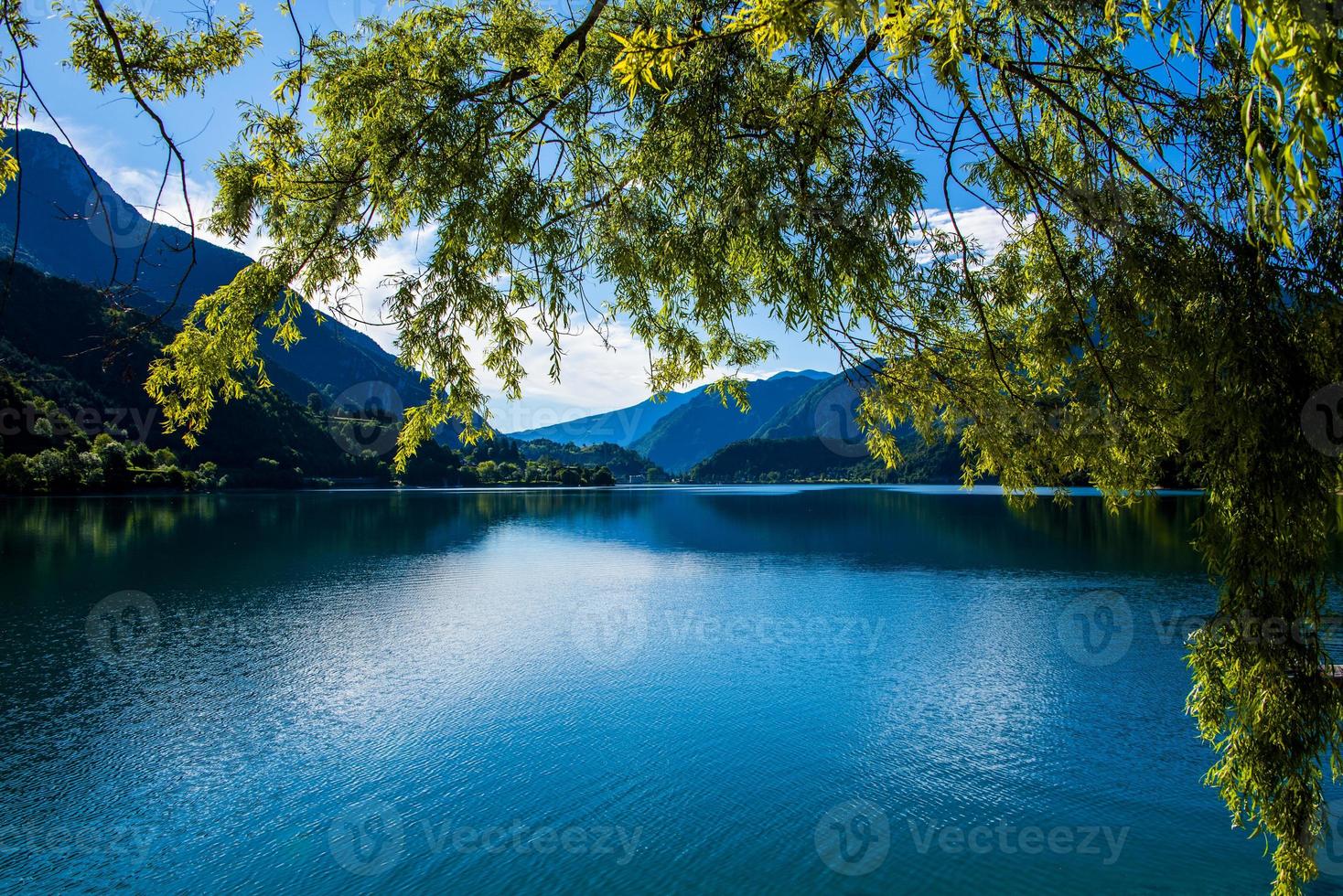 Lago di Ledro in una soleggiata giornata estiva vicino a Trento, Italia foto