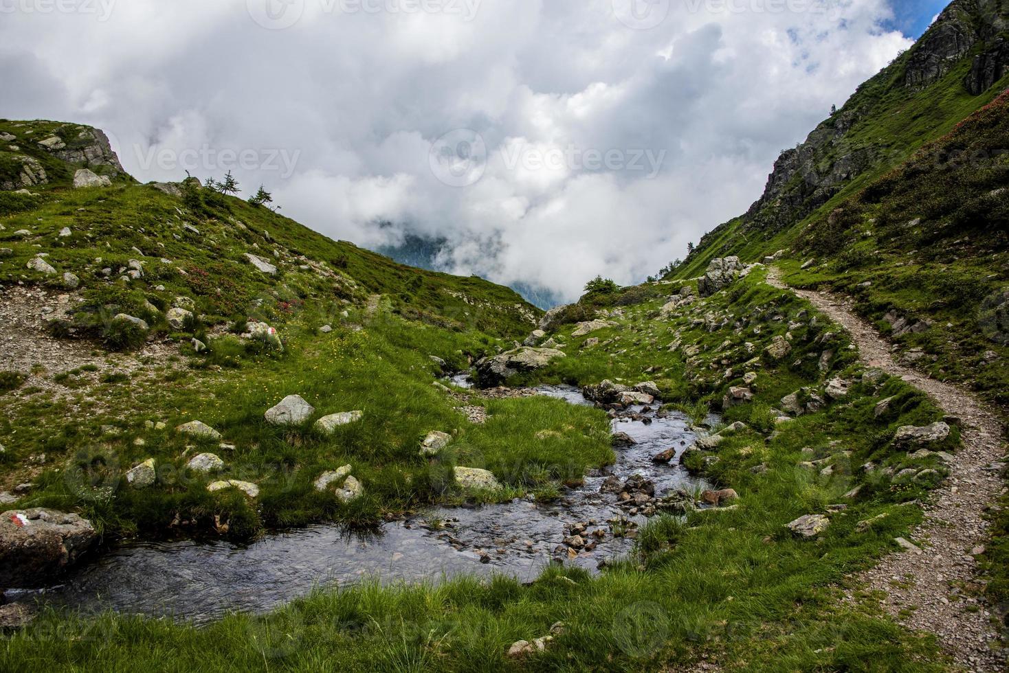 paesaggio di montagna vicino al lago di levico a trento, italia foto