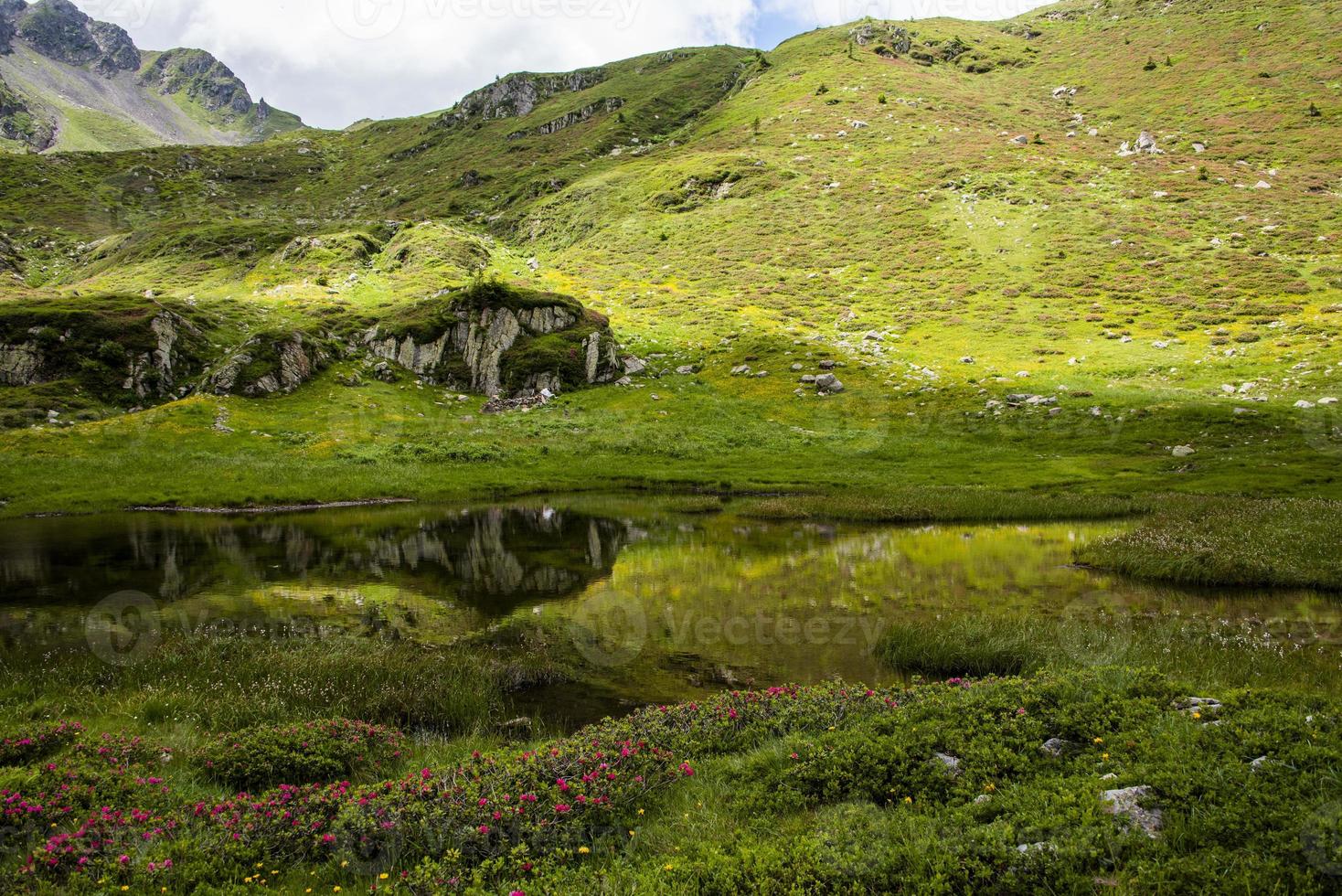 paesaggio di montagna vicino al lago di levico, trento italia foto